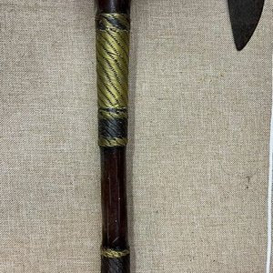 Antigua Herramienta Tribal Tipo Hacha con Mango Revestido - imagen 1
