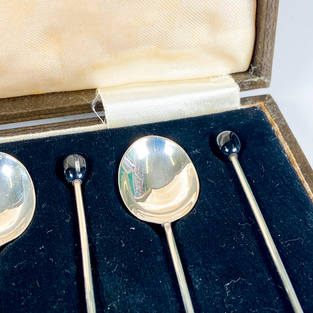 Seis cucharas de plata inglesa en estuche - imagen 5