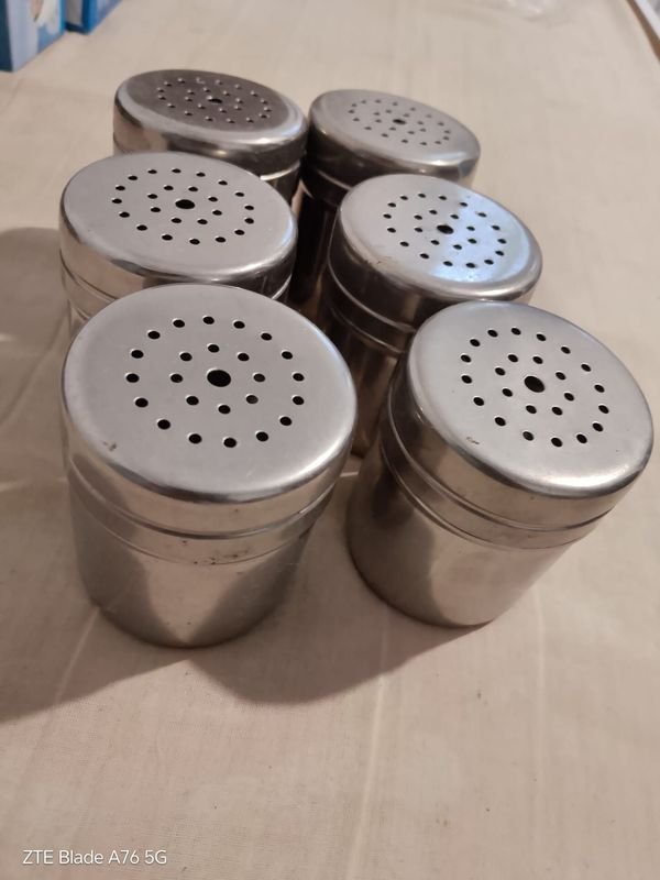 Set de 6 Saleros y Pimenteros Metálicos
