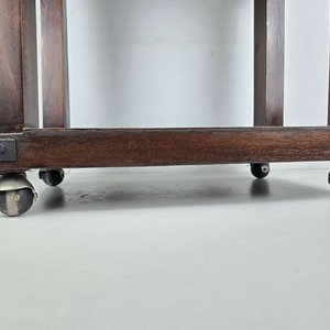 Mesa Auxiliar Rodante de Madera Oscura con Detalles en Hierro - imagen 5