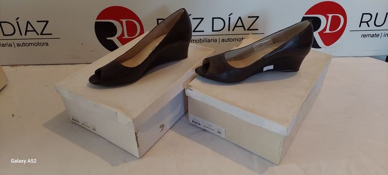 Lote siguiente: Zapatos de tacón alto en excelente condición
