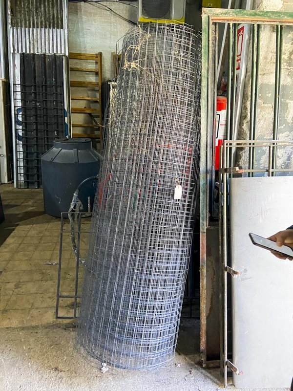 Estructura Rodante de Hierro y Malla Metálica con Rollo de Tejido
