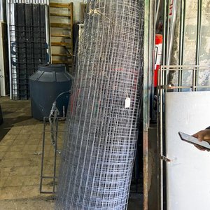 Lote anterior: Estructura Rodante de Hierro y Malla Metálica con Rollo de Tejido