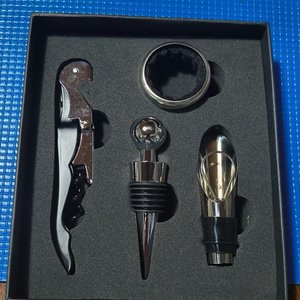Lote anterior: Set de Accesorios para Vino: Sacacorchos, Tapón y Aireador