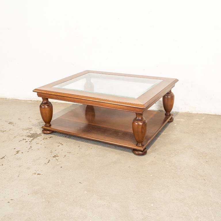 Mesa de living estilo Tudor con tapa de cristal biselado y estante - imagen 1
