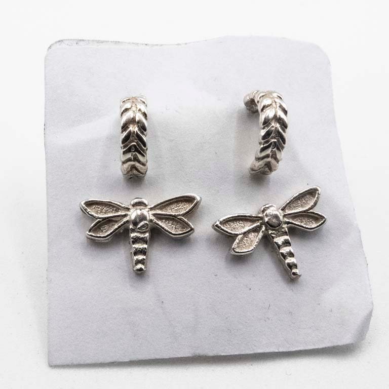 Dos Pares de Tornillos de Plata: Aros y Libélulas