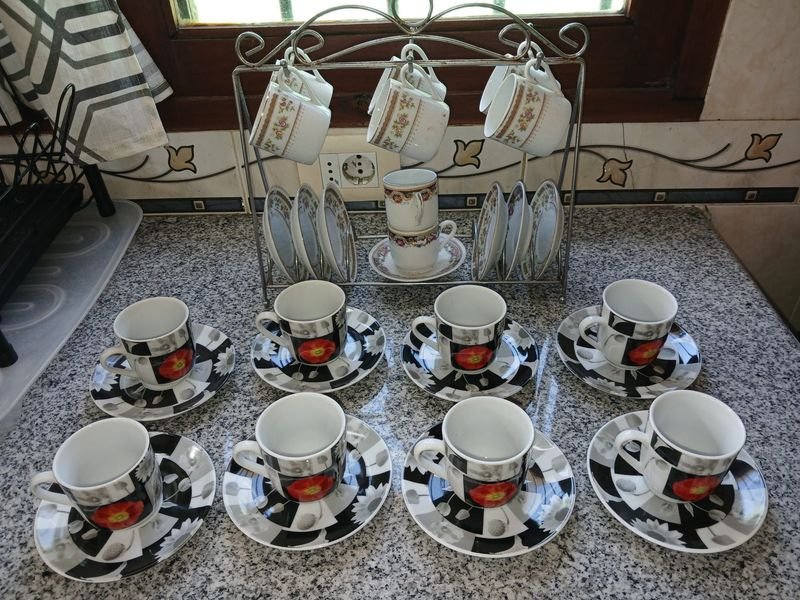 Dos Juegos de Café con Tazas y Platos Estilo Vintage