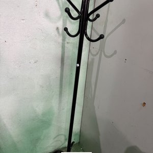 Perchero de Pie Negro en Caño - imagen 1