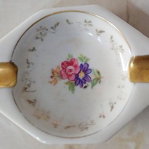 Lote siguiente: Cenicero Antiguo de Porcelana Alemana Royal Bavaria con Detalles en Pan de Oro