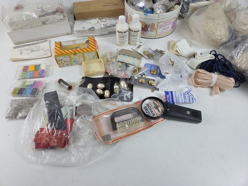 Gran lote de accesorios para costura y maquinaria - imagen 9