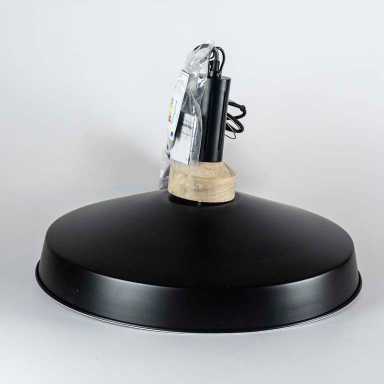 Lote siguiente: Colgante de luz con metal negro y madera