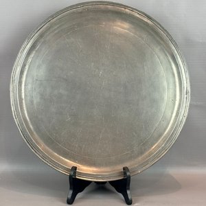 Lote siguiente: Bandeja Circular Antigua de Peltre con Sellos de Manufactura