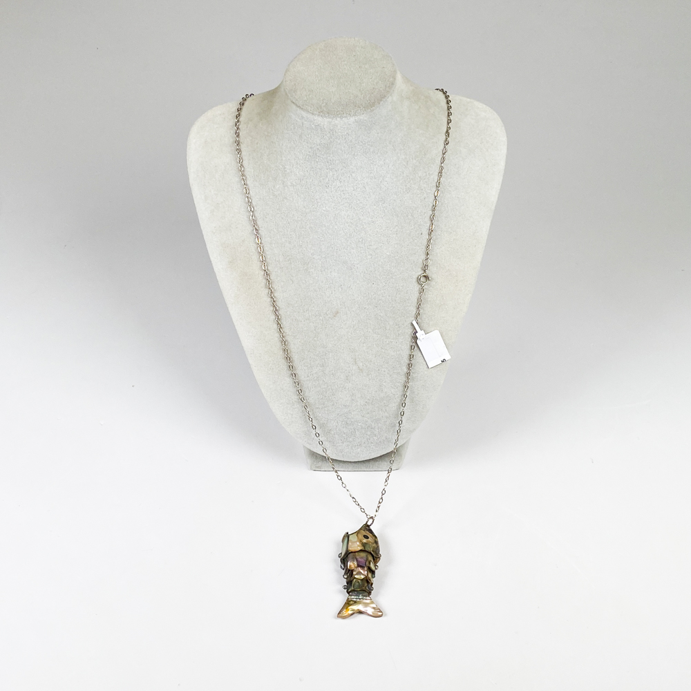 Cadena de plata con colgante pez de nácar, excelente condición