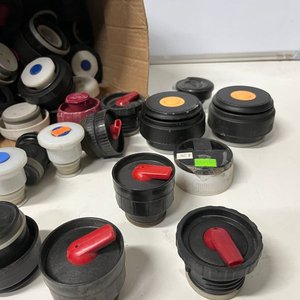 Lote de más de 60 tapones para termos de diversos modelos - imagen 2