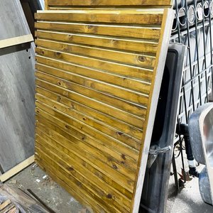 Lote siguiente: Tres Tramos de Paneles de Madera MDF para Construcción
