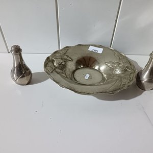 Lote anterior: Centro de Mesa y Set de Especieros Plateados con Diseño Floral