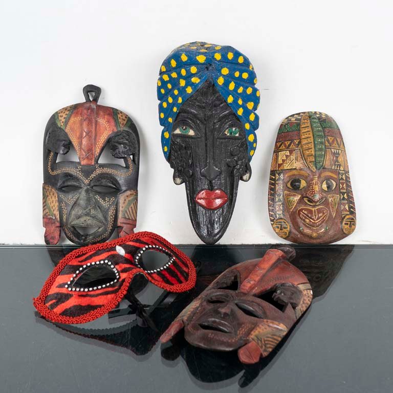 Lote siguiente: Máscaras de madera únicas y pintadas