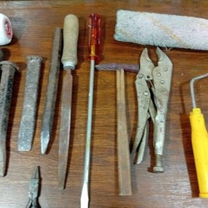 Lote de Herramientas Varias: Hoz, Destornilladores, Pinzas, Llave Morsa y Más - imagen 2