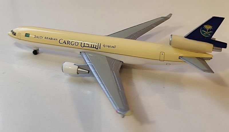 Maqueta Avión McDonnell Douglas MD-11 Saudí Arabian Cargo Escala 1/500 Herpa