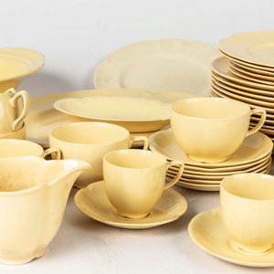 55 Piezas de loza inglesa Johnson Bros color amarillo. Piezas craqueladas, bowl con avería, tapa de la tetera con cascadura, 5 platos con cascaduras, un plato diferente (craquelado y con cascadura), un plato rayado, lechera manchada. Medidas: 8x6 cm - imagen 2