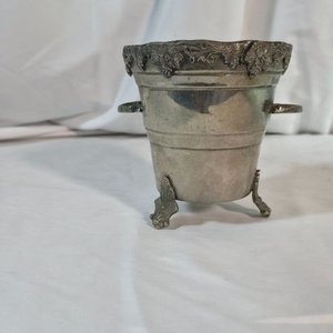 Lote anterior: Hielera Antigua de Peltre con Diseño de Hojas y Patas