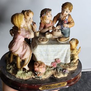 Figura "Cassinelli" de Niños en Mesa con Torta y Perro, Base de Madera - imagen 7