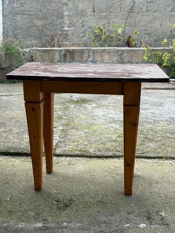 Mesa Auxiliar Rectangular con Tapa de Mármol Sintético y Patas de Madera - imagen 1