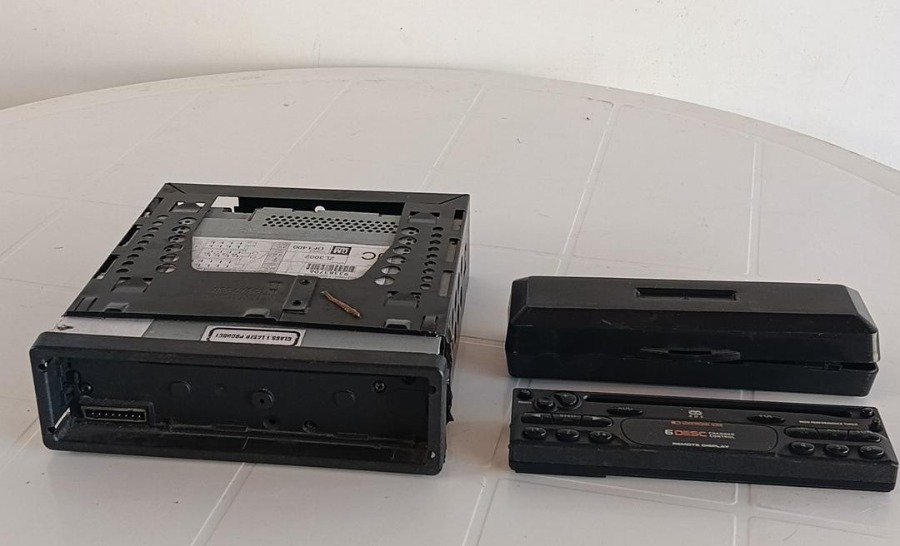 Radio para Auto con Frente Extraíble y Estuche