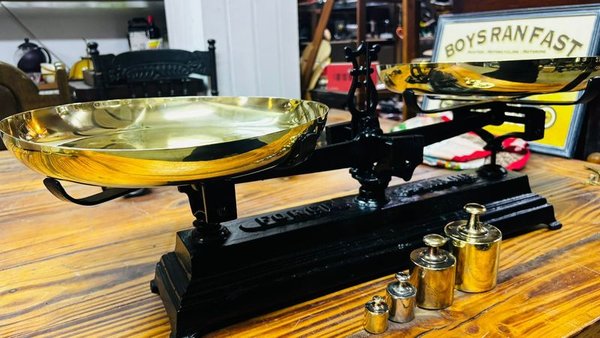 Balanza de oro con dos platos en excelente estado - imagen 3
