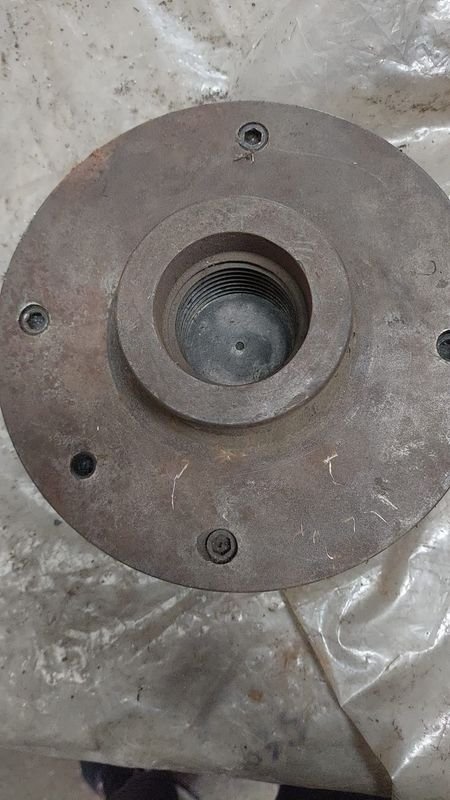 Lote siguiente: Plato imantado de metal con agujero en el centro