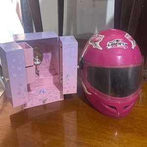 Lote anterior: Casco de moto rosa y caja musical de bailarina
