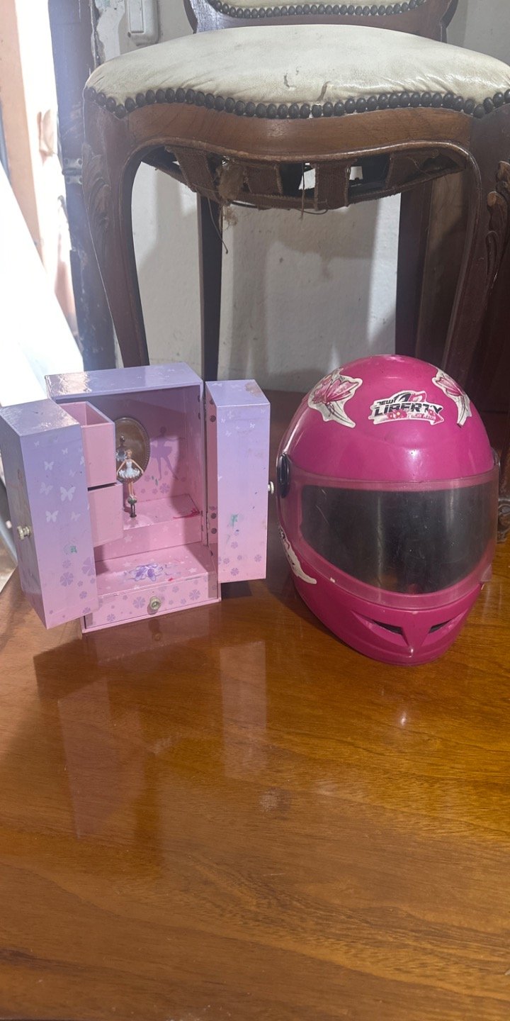 Casco de moto rosa y caja musical de bailarina