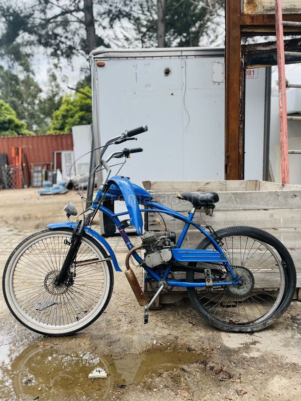 Bicicleta Motorizada Azul con Ruedas Negras