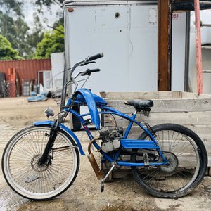 Lote anterior: Bicicleta Motorizada Azul con Ruedas Negras