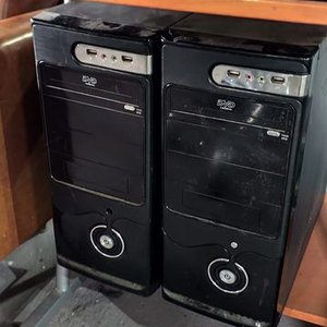 Escritorio con Monitor, Dos CPUs, Teclados, Silla Giratoria y Audio - imagen 2