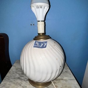Lote siguiente: Velador de Cerámica y Bronce con Tulipa Blanca