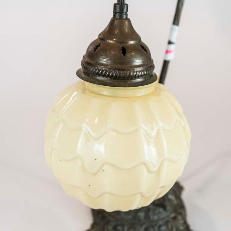 Lámpara de metal con globo de opalina para decoración - imagen 2