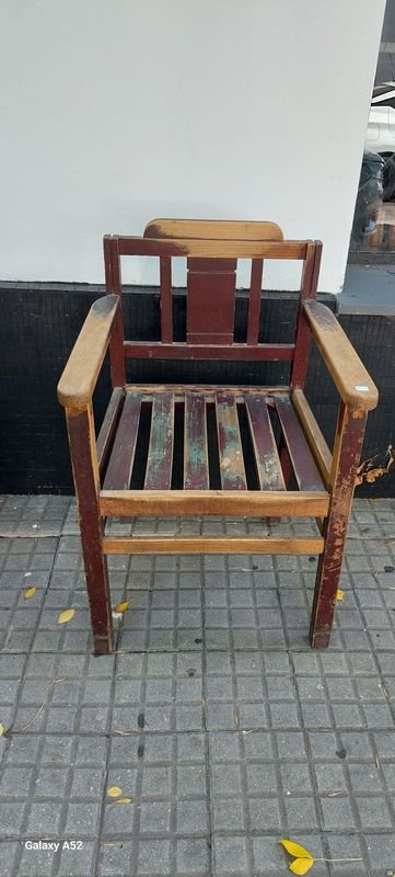 Lote siguiente: Sillon de sala en madera de 1 cuerpo en buen estado