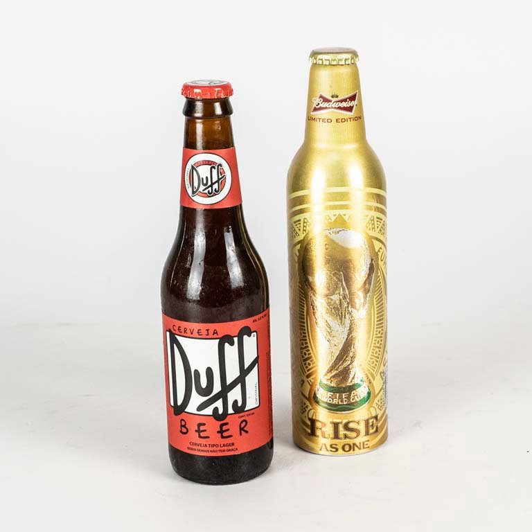 Botellas de cerveza Budweiser y Duff para la Copa del Mundo FIFA