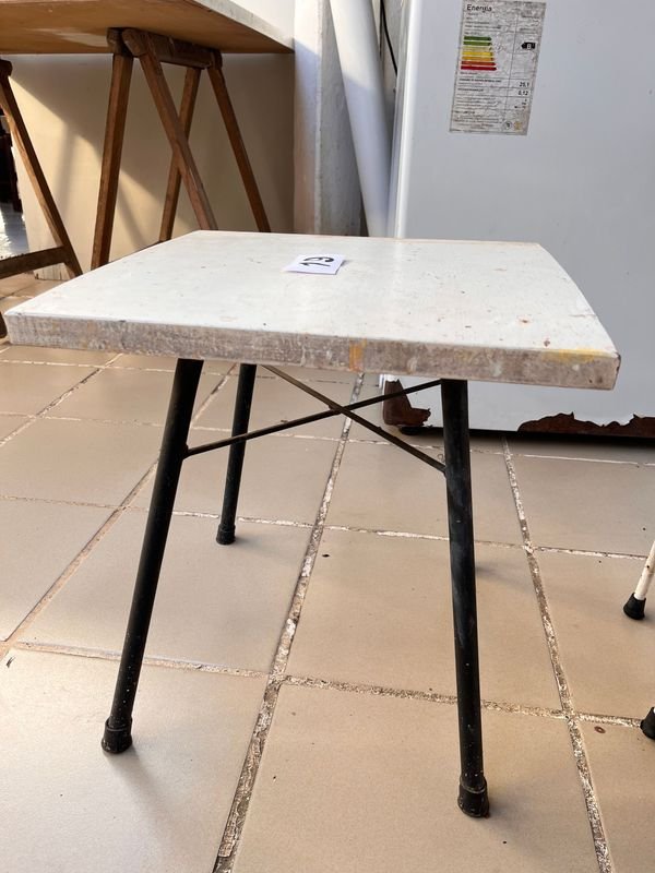 Mesa y silla de hierro y madera en buen estado - imagen 3
