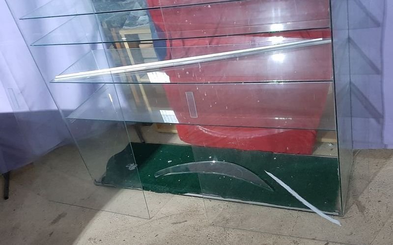 Vitrina de vidrio con puertas corredizas - imagen 3