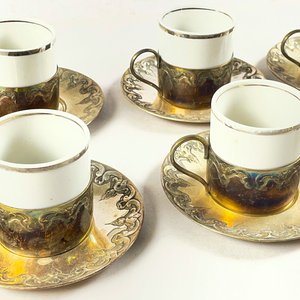 Seis Pocillos de Porcelana con Platillos Metálicos Labrados - imagen 3