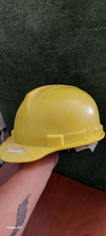 Casco amarillo de plástico - imagen 3