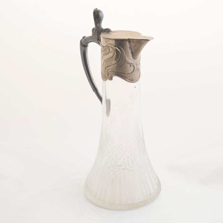 Jarra Art Nouveau de Cristal Tallado con Detalles Metálicos