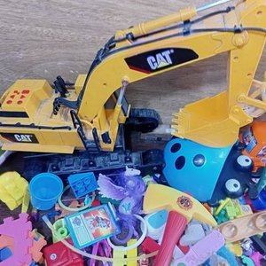 Lote de Juguetes Variados: Excavadora CAT, Chaleco Bombero, Bloques y Más - imagen 2