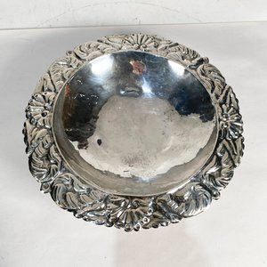 Dos Centros de Mesa Metálicos Labrados con Detalles Florales y Guirnaldas - imagen 2