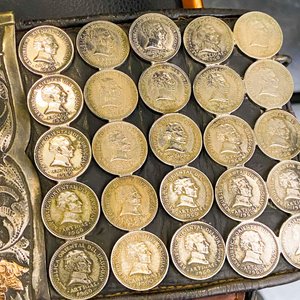 Espectacular cinto criollo con rastra de plata y oro, medallón central con cadenillas y 110 monedas de plata 88 cm - imagen 9