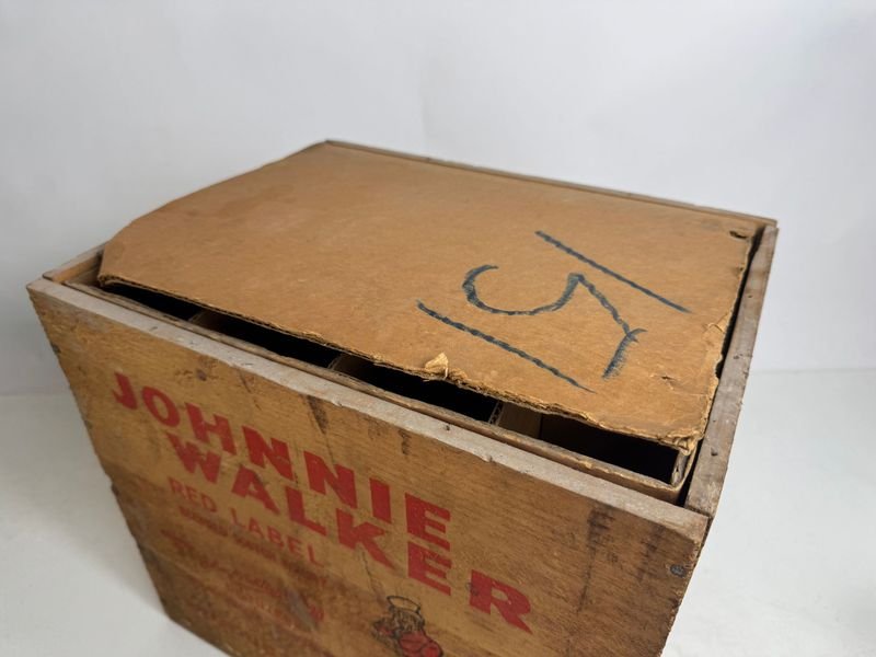 Antiguo cajón con propaganda de WHISKY Johnnie Walker - imagen 6