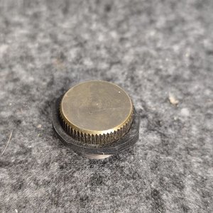 Porrón de Aluminio Sellado con Etiqueta y Tapa de Bronce - imagen 3