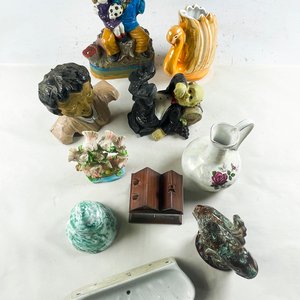 Lote de Figuras Decorativas: Busto de Madera, Jarra, Campana y Más - imagen 2
